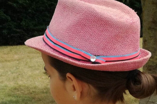 Chapeau fillette rose avec ruban galon bleu rose