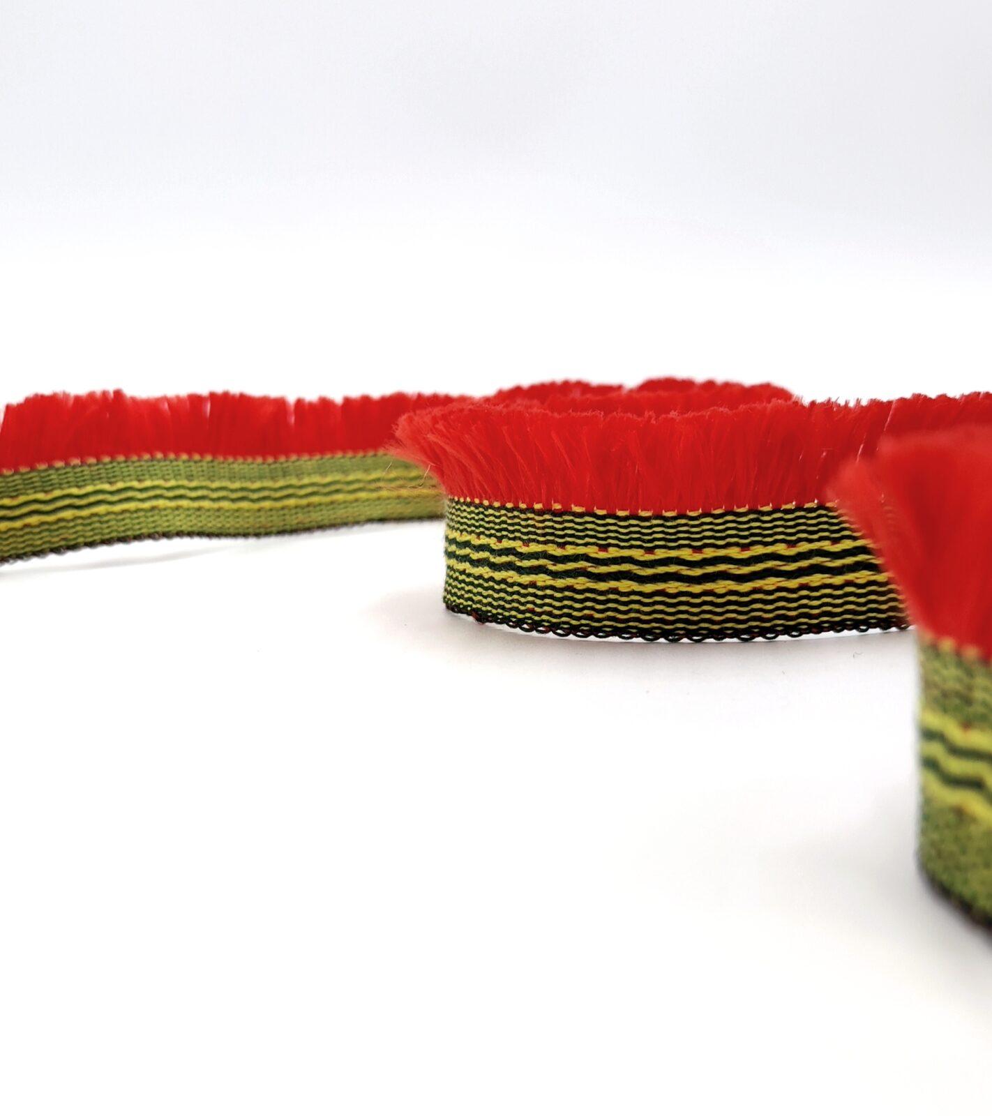 SCF Frange tissée avec pied de couture à motif jaune et noire, frange rouge- Coton bio - 25 mm (ref TISG 1083-53 Blizzard - AH 23-24)