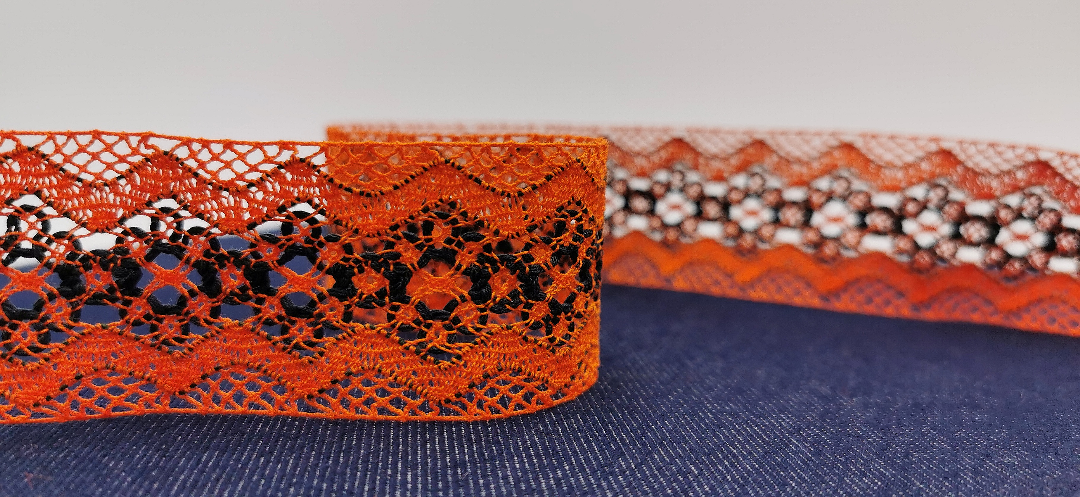 ruban-dentelle-motif geometique orange-et-bleu-Coton-40-mm-ref-DEN-41625