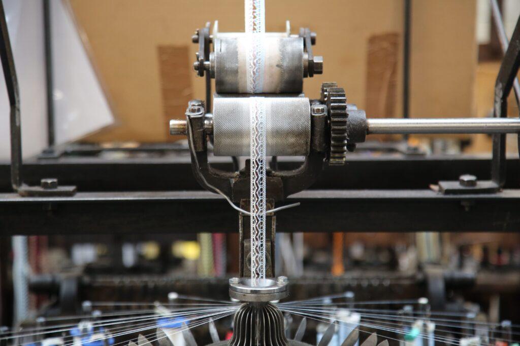 SCF- fabrication de dentelle entre deux sur métier dentelles aux fuseaux mécaniques