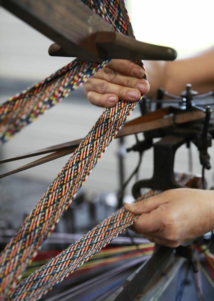 SCF, savoir-faire et fabrication textile sur métier bois - tresse plate latge multicolore