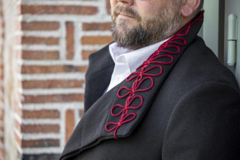 Cordon rouge et tresse plate fine rebrodé sur manteau SCF collection